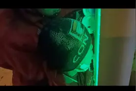 新疆一熊孩子舌头“冻”在路灯柱上 消防员一杯温水救下他图片