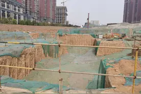 认购并交“首付”4年业主只见“土坑”，开发商：已恢复施工图片