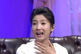 零点报时出误差，任鲁豫五次操起话筒拯救大局，他扛得起C位重担图片