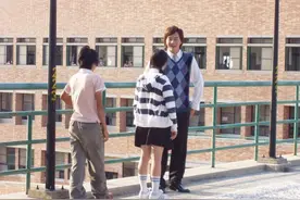 《恶作剧之吻》片场照，郑元畅正在搞怪，工作人员给林依晨补妆图片