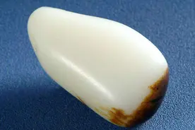 戴了三年的和田玉，长了一块淡黑斑，难道买假了？商家：玉认主了图片