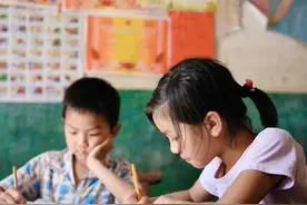 我把小孩从城市送回农村读书了，这样可以节约很多钱图片