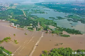 石家庄暴雨过后，水库泄洪，滹沱河现“泾渭分明”景观图片