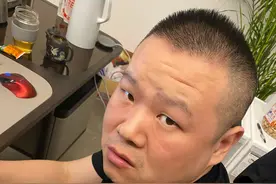 老婆贴心削好苹果，岳云鹏却满脸嫌弃。网友看了直说：确实很恶心图片