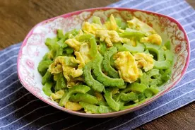 苦瓜炒鸡蛋，先炒鸡蛋还是先炒苦瓜？大厨：都不对，难怪不好吃图片