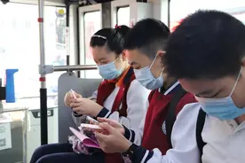 新学期首日，坐上助学公交的小朋友收到一份“开学礼”图片