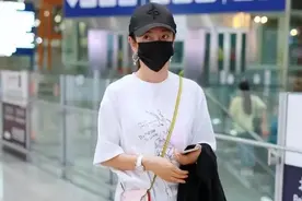 李冰冰衣品真绝，宽松T恤配无痕裤清爽高级，比00后小女生还会穿图片