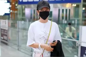 李冰冰衣品真绝，宽松T恤配无痕裤清爽高级，比00后小女生还会穿图片