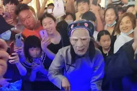 郑州“孟婆”摆地摊火爆全网，游客排长龙喝孟婆汤，网友：就是一碗苦丁茶图片