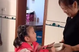 江苏一小女孩让奶奶给盛饭，姐姐刚想教育她，见到奶奶盛的饭爆笑图片