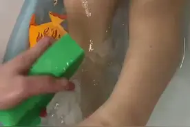 让孩子跟婆婆住了一个月，回家洗澡时妈妈落泪，孩子受委屈了图片