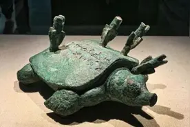 河南老人钓鱼钓到“乌龟”，颈侧及盖插有4箭，专家表示最少18亿图片