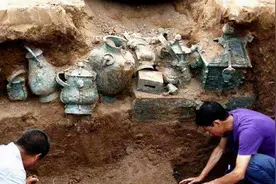 古墓出土一把2000年纯金宝剑，重6公斤，专家却看上它旁边的废铁图片