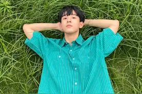 吴宇恒身着条纹衬衫显露骨骼分明的天鹅颈，是你心中初恋的样子吗图片