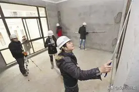 毛坯房不验就收房？小心墙体倾斜柜子挂都挂不住！真要拆了重装图片