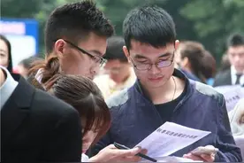公务员受新规限制，下班期间也要“戒酒”，一经发现将严肃处理图片
