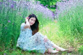 阿姨们坐着拍照不会拍姿势？9种简单姿势一学就会，美丽又大方图片