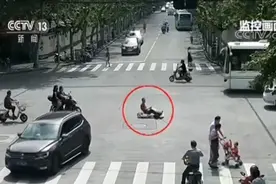 “城会玩”！男子称有急事 竟开孙子卡丁车上路图片