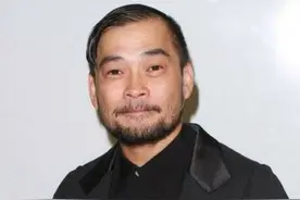 曾被视为周星驰接班人，可怜生意失败，他54岁带妻儿租住小旅馆图片