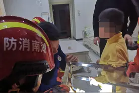 小男孩手指被卡金句频出 逗笑消防员图片