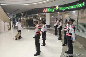 流浪狗赖在商场“葛优瘫”，经理决定让它全家都留下来打工…图片