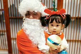 严屹宽晒全家福，2岁女儿眼睛大过爸爸，妻子暴瘦63斤脱相明显图片