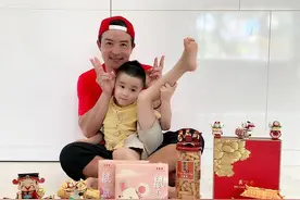 别人家的爸爸！李铭顺与儿子合照超合拍，眼神也变得很温柔图片