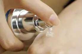 女人不管多少岁，涂精华液记得1要2不要，加倍吸收，脸更白嫩图片