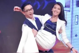 刘涛被王自健公主抱，注意王自健的手部的位置和动作图片