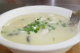 大厨教你鲫鱼汤的正确做法，鲜香味美，营养丰富，一大盆都不够喝视频封面