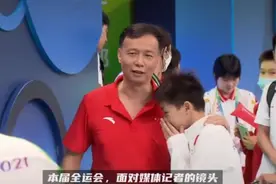 有趣！全红婵想接受采访却被教练一把拽走，频频鞠躬点头表示歉意图片