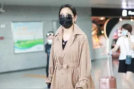 倪萍越老越“时髦”，穿卡其色韩版风衣走机场，减龄不止一点点图片