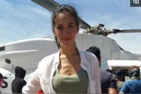 《战狼II》女一号卢靖姗一身透明长裙现身，一旁的吴京显得很尴尬图片