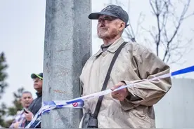 志愿军烈士回国时，85岁老兵在寒风中苦等5小时，只为见战友一面图片