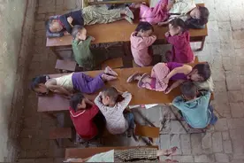 农家孩子二三十年前夏日生活 在课桌上午休 到水渠里戏水图片