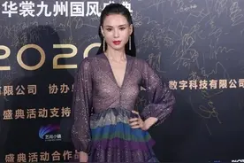 “最经典小龙女”李若彤颜值真保鲜，紫色柔纱裙太明媚，气质绝了图片