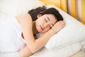 睡觉时到底要不要穿衣服？男女都该看看图片