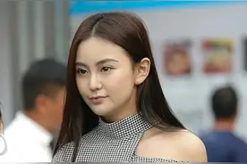 美女颜值和身材全在线，衣品也非常给力，黑白格纹衬衫，个性十足图片