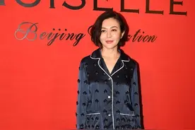 关之琳不愧能被富商们喜欢，穿印花睡衣也显高级，长相精致真撩人图片