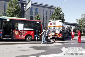 西安经开区开展道路交通事故应急救援处置演练 危化品车与旅游车“相撞”多部门联动快速处置图片
