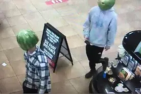 画面太搞笑！美国俩贼头戴西瓜皮进便利店行窃图片