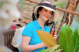 刘亦菲妈妈62岁照片曝光，状态惊艳，自律的人生更精彩图片