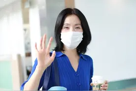 陶虹真是啥衣服都敢穿，一身红蓝CP造型走机场，竟没有土气感图片