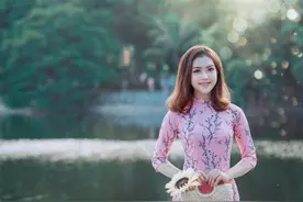 约会的时候，不要再搂搂抱抱了，多做这3个动作，女人才会动情图片