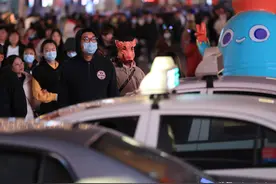 沈阳：万圣节前夜年轻人变装狂欢，上演“鬼怪”集体大出游图片