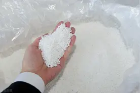 尿素狠涨，一晌地成本增900元，老农叫苦，经销商也喊亏，咋回事图片