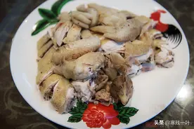 海南文昌鸡之所以好吃，除了肉质好，烹饪是用热水一遍一遍烫熟的图片