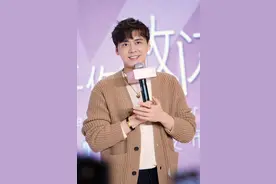 李易峰穿针织衫有点帅啊，看起来挺显小的，不像30多岁的人图片