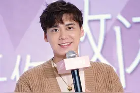 李易峰穿针织衫有点帅啊，看起来挺显小的，不像30多岁的人图片