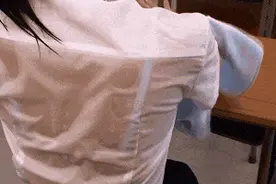 搞笑GIF动图：刚上完体育课回来的同学，看热成啥样了图片